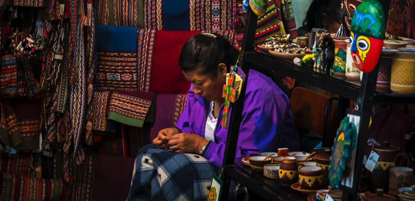 femme cousant dans le marché de cusco