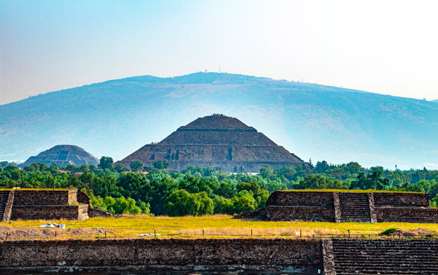 vistas de la pirámide de la luna de teotihuacan
