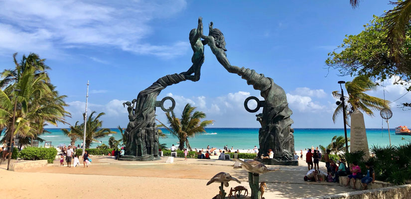 statue porte à playa del carmen