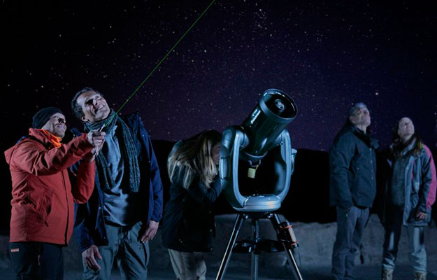 Personas viendo las estrellas desde el Teide