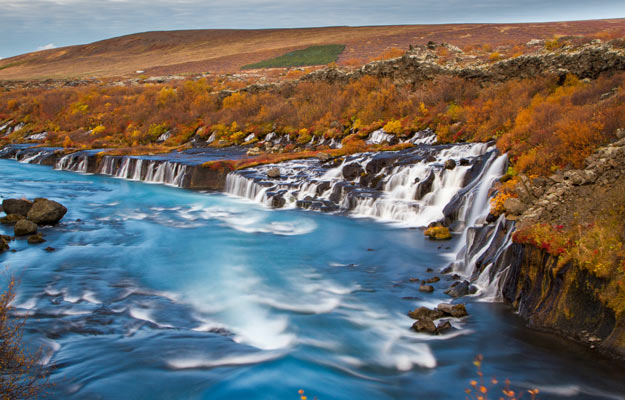 Hraunfossar en otoño en Islandia
